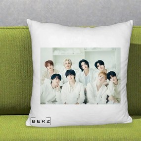 Perna Personalizata K-pop Stray Kids Foto Grup Alb All-White cu 8 Membrii, 40x40 cm, Alb Pufos, Husa Detasabila, Perna Inclusa, BEKZ®