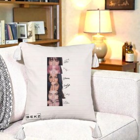 Perna Personalizata K-pop KATSEYE Semnaturi fara Foto, 40x40 cm, Bej cu Franjuri, Husa Detasabila, Perna Inclusa, BEKZ®