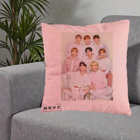 Perna Personalizata K-pop Stray Kids Foto Grup Pastel Roz-Alb cu 8 Membrii, 40x40 cm, Roz, Husa Detasabila, Perna Inclusa, BEKZ®