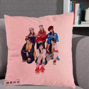 Perna Personalizata Grup K-pop Fete Streetwear Foto, 40x40 cm, Roz, Husa Detasabila, Perna Inclusa, BEKZ®