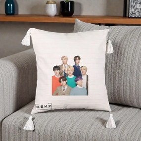 Perna Personalizata K-pop BTS Fotografie Grup Tinute Elegante, 40x40 cm, Bej cu Franjuri, Husa Detasabila, Perna Inclusa, BEKZ®