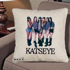 Perna Personalizata K-pop KATSEYE Grup Foto Tinute Gri, 40x40 cm, Bej Canapea, Husa Detasabila, Perna Inclusa, BEKZ®
