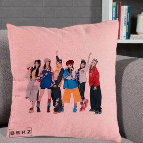 Perna Personalizata Grup K-pop Fete in Picioare Foto, 40x40 cm, Roz, Husa Detasabila, Perna Inclusa, BEKZ®