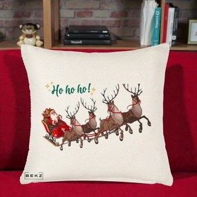Perna Decorativa Ho Ho Ho Mos Craciun cu Sanie si Reni, 40x40 cm, Crem Reliefat, Husa Detasabila, Perna Inclusa, BEKZ®