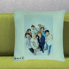 Perna Personalizata K-pop Stray Kids Foto Grup Alb cu 8 Membrii de Sus, 40x40 cm, Verde Menta, Husa Detasabila, Perna Inclusa, BEKZ®