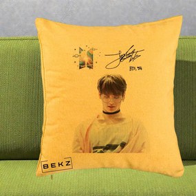 Perna Personalizata K-pop BTS Jungkook Portret cu Ochelari Autograf, 40x40 cm, Galben, Husa Detasabila, Perna Inclusa, BEKZ®