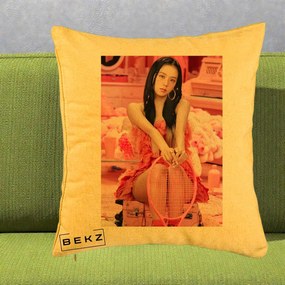 Perna Personalizata K-pop BLACKPINK Jisoo Pink Room, 40x40 cm, Galben, Husa Detasabila, Perna Inclusa, BEKZ®