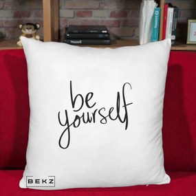 Perna Decorativa Be Yourself Caligrafie Neagra, 40x40 cm, Alb Pufos, Husa Detasabila, Perna Inclusa, BEKZ®