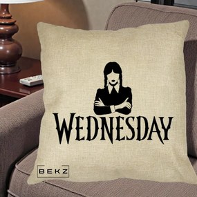 Perna Personalizata Wednesday Addams cu Brate Incrucisate, 40x40 cm, Crem, Husa Detasabila, Perna Inclusa, BEKZ®