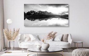 Tablou apus de soare orbitor deasupra lacului montan în design alb-negru