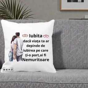 Cadou pentru Iubita - Perna Personalizata Iubita Nemuritoare cu Cuplu Acuarela Roz si Inimi, 40x40 cm, Alba Mata, Husa Detasabila, Perna Inclusa, BEKZ®