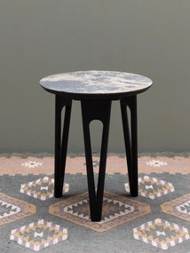 Măsuță laterală rotundă din lemn de salcâm, negru, cu blat din ardezie și trei picioare în V, aspect ars, 55 x 48 cm, „Pina”