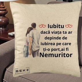 Cadou pentru Iubita - Perna Personalizata Iubitu Nemuritor cu Cuplu Acuarela si Inimi Rosii, 40x40 cm, Bej, Husa Detasabila, Perna Inclusa, BEKZ®