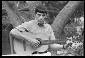 Fotografie Leonard Nimoy plays guitar, 1966, Suero, Orlando