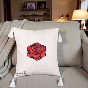 Perna Decorativa Trandafir Rosu Tattoo, 40x40 cm, Bej cu Franjuri, Husa Detasabila, Perna Inclusa, BEKZ®