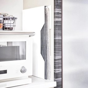 Organizator pentru suporturi de farfurii autoadeziv din metal Tower – YAMAZAKI