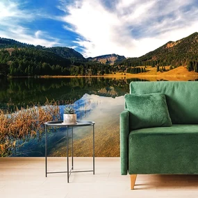 Fototapet lacul sub dealuri