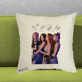 Perna Personalizata K-pop BLACKPINK Fotografie Grup Autografe Deasupra, 40x40 cm, Ecru, Husa Detasabila, Perna Inclusa, BEKZ®