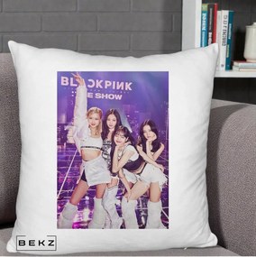 Perna Personalizata K-pop BLACKPINK The Show Concert cu 4 Membre pe Scena, 40x40 cm, Alb Pufos, Husa Detasabila, Perna Inclusa, BEKZ®