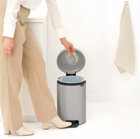 Cos de gunoi cu pedala Brabantia NewIcon 1010440, 12 l, Inchidere lenta, Baza antiderapanta, Gri deschis