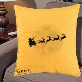 Perna Decorativa Mos Craciun Sanie Luna, 40x40 cm, Galben, Husa Detasabila, Perna Inclusa, BEKZ®