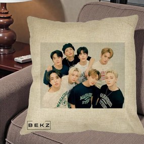 Perna Personalizata K-pop Stray Kids Foto Grup Text, 40x40 cm, Crem, Husa Detasabila, Perna Inclusa, BEKZ®