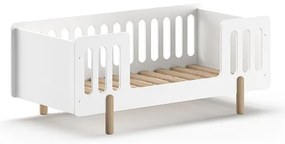 Pat pentru copii mici SMILE, 70 x 140 cm, alb, cu balustradă de protecție și picioare rotunjite din lemn natural – Vipack