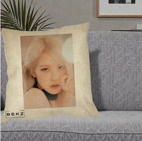Perna Personalizata K-pop BLACKPINK Rose Blond cu Inel Roz Pastel, 40x40 cm, Crem, Husa Detasabila, Perna Inclusa, BEKZ®