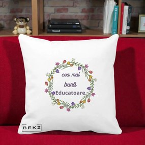 Cadou pentru Educatoare - Perna Personalizata Cea mai Buna Educatoare cu Coronita Florala Colorata, 40x40 cm, Alba Mata, Husa Detasabila, Perna Inclusa, BEKZ®