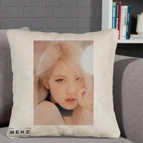 Perna Personalizata K-pop BLACKPINK Rose Blond cu Inel Roz Pastel, 40x40 cm, Bej Canapea, Husa Detasabila, Perna Inclusa, BEKZ®