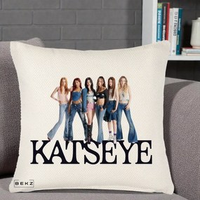 Perna Personalizata K-pop KATSEYE Foto Grup Blugi, 40x40 cm, Crem Reliefat, Husa Detasabila, Perna Inclusa, BEKZ®