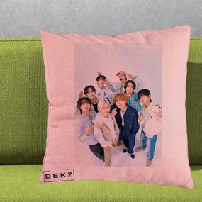 Perna Personalizata K-pop Stray Kids Foto Grup Alb cu 8 Membrii de Sus, 40x40 cm, Roz, Husa Detasabila, Perna Inclusa, BEKZ®