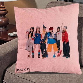 Perna Personalizata Grup K-pop Fete in Picioare Foto, 40x40 cm, Roz, Husa Detasabila, Perna Inclusa, BEKZ®