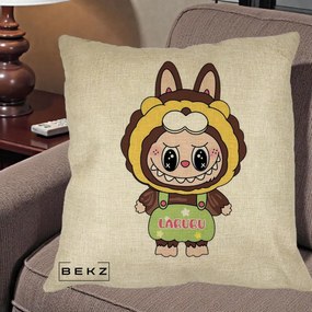 Perna Personalizata Labubu Leu Galben cu Salopeta, 40x40 cm, Crem, Husa Detasabila, Perna Inclusa, BEKZ®