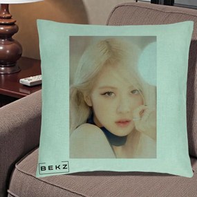 Perna Personalizata K-pop BLACKPINK Rose Blond cu Inel Roz Pastel, 40x40 cm, Verde Menta, Husa Detasabila, Perna Inclusa, BEKZ®
