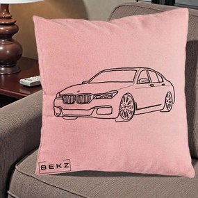 Perna Personalizata BMW Seria 7 Linie Minimalista, 40x40 cm, Roz, Husa Detasabila, Perna Inclusa, BEKZ®