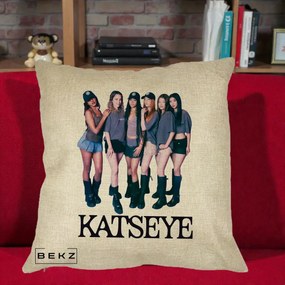Perna Personalizata K-pop KATSEYE Grup Foto Tinute Gri, 40x40 cm, Crem, Husa Detasabila, Perna Inclusa, BEKZ®