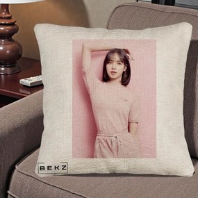 Perna Personalizata K-pop BLACKPINK Lisa Roz, 40x40 cm, Bej Canapea, Husa Detasabila, Perna Inclusa, BEKZ®