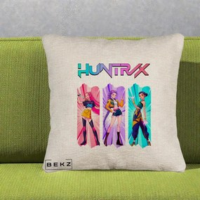 Perna Personalizata K-pop HUNTRX Trio cu Pisica in Benzi, 40x40 cm, Bej Canapea, Husa Detasabila, Perna Inclusa, BEKZ®