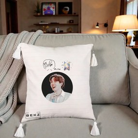 Perna Personalizata K-pop BTS J-Hope Portret cu Autograf, 40x40 cm, Bej cu Franjuri, Husa Detasabila, Perna Inclusa, BEKZ®