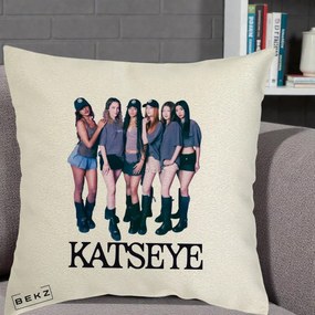 Perna Personalizata K-pop KATSEYE Grup Foto Tinute Gri, 40x40 cm, Ecru, Husa Detasabila, Perna Inclusa, BEKZ®