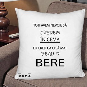 Perna Decorativa Eu Cred ca mai Beau o Bere, 40x40 cm, Alb Pufos, Husa Detasabila, Perna Inclusa, BEKZ®
