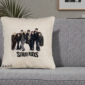 Perna Personalizata K-pop Stray Kids Outfit Negru, 40x40 cm, Bej Canapea, Husa Detasabila, Perna Inclusa, BEKZ®