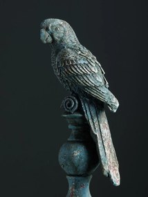 Statuie decorativa papagal pe suport din rășină, finisaj albastru antichizat, H37 cm