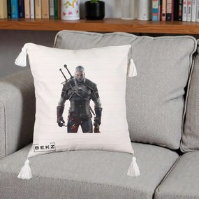 Perna Personalizata The Witcher Geralt of Rivia Portret, 40x40 cm, Bej cu Franjuri, Husa Detasabila, Perna Inclusa, BEKZ®