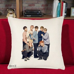 Perna Personalizata K-pop BTS Foto Grup In Picioare Tricoturi, 40x40 cm, Crem Reliefat, Husa Detasabila, Perna Inclusa, BEKZ®