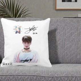 Perna Personalizata K-pop BTS Jungkook Portret cu Ochelari Autograf, 40x40 cm, Alba Mata, Husa Detasabila, Perna Inclusa, BEKZ®