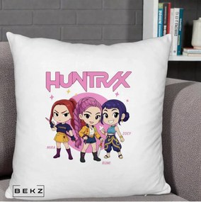Perna Personalizata K-pop HUNTRX Trio Chibi cu Arme, 40x40 cm, Alb Pufos, Husa Detasabila, Perna Inclusa, BEKZ®