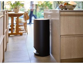 Coș de gunoi negru mat cu pedală din metal 30 l Arc – Joseph Joseph