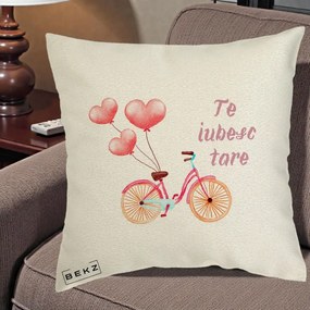 Perna Decorativa Te Iubesc Tare cu Bicicleta Roz si Baloane Inima, 40x40 cm, Ecru, Husa Detasabila, Perna Inclusa, BEKZ®